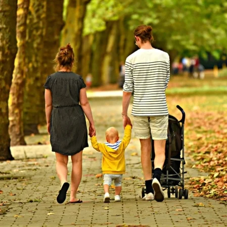 Famuilie mit Kleinkind und Baggywagen